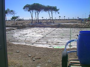 Cimentació de la base sobre la que es construirà la nova escola pública de Gavà Mar (Març de 2007)